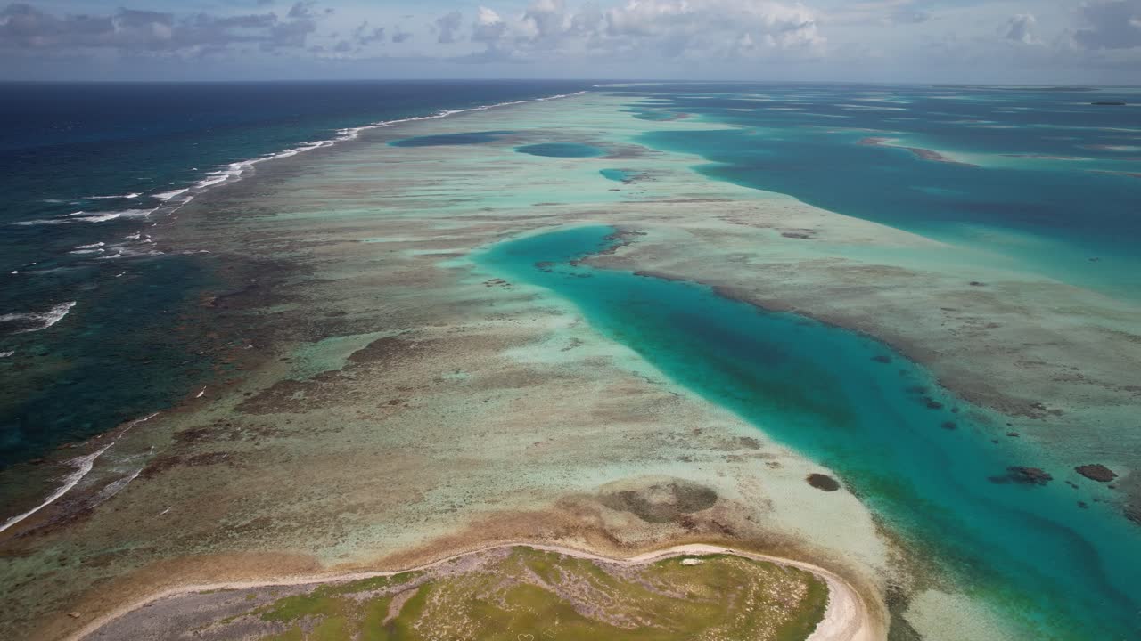 cayo de agua en los rocas, revelando impresionantes aguas turquesas y arrecifes de coral, vista aérea