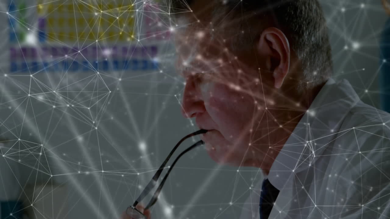 red de conexiones y animación de procesamiento de datos sobre un hombre con gafas