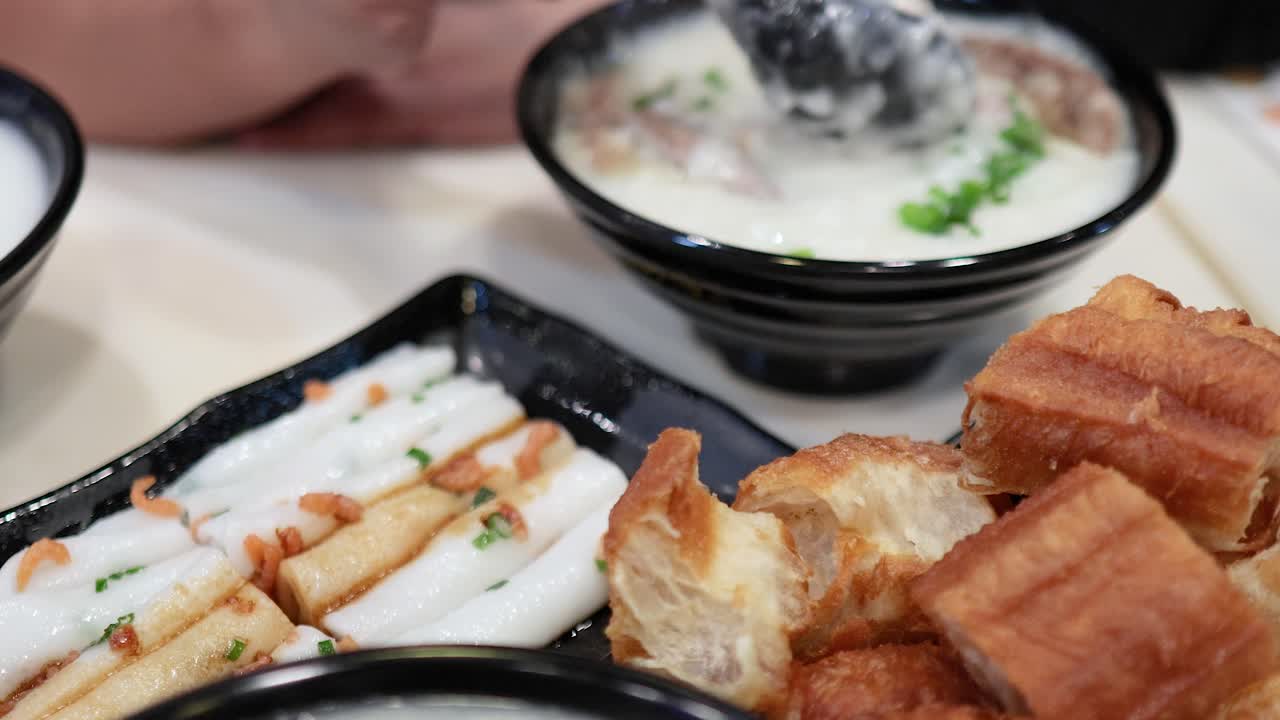 전통적인 홍콩 아침 식사 맛을 맛보는