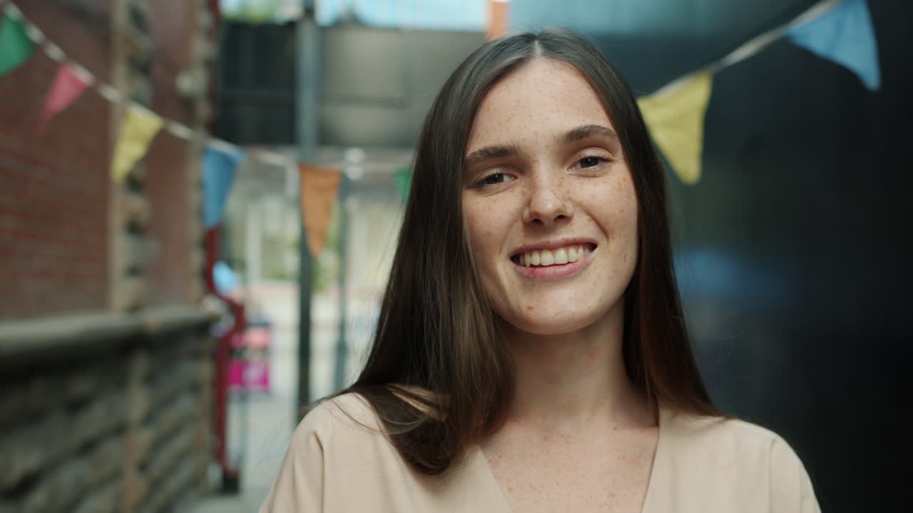 mujer joven sonriendo al aire libre