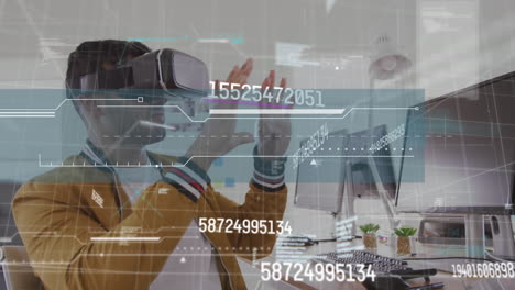 animación de procesamiento de datos sobre empresario asiático que usa auriculares vr en la oficina