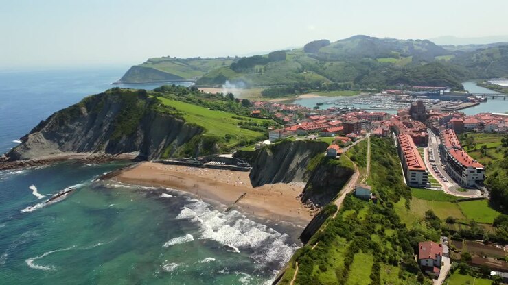 Vista aerea di una città costiera con spiaggia e scogliere