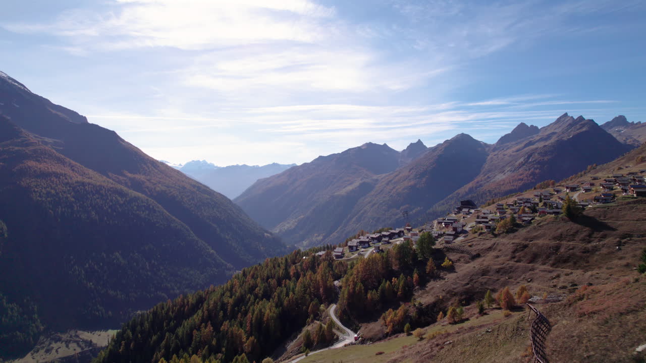 Flyger mot en dal med barrträd på hösten, Lötschental, Schweiz