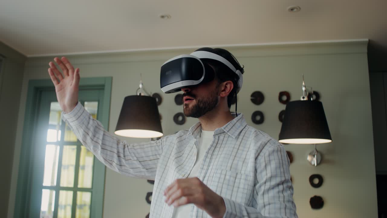 Uomo che sperimenta la realtà virtuale a casa