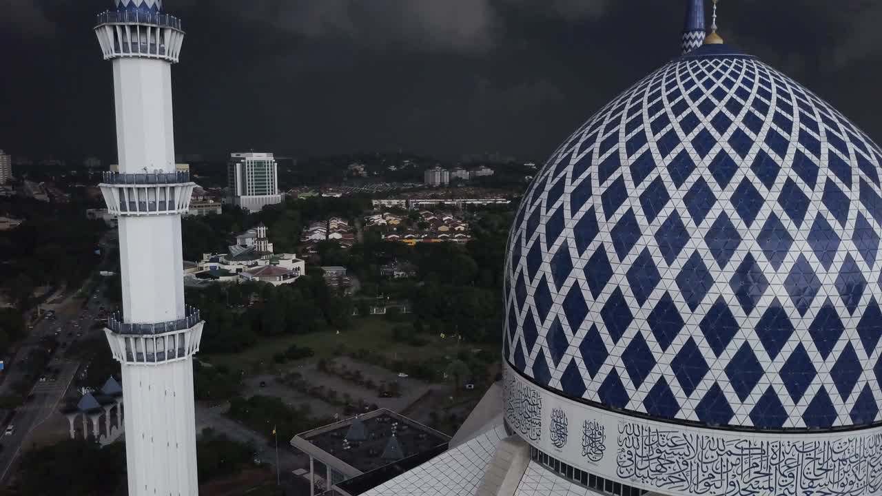 imágenes aéreas - sobrevuelo de una mezquita en un día nublado.