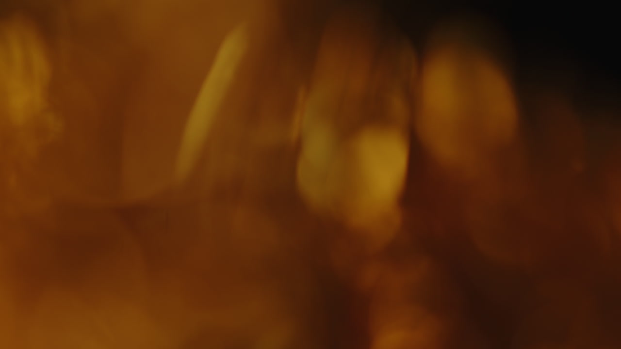 la luz multicolor filtra imágenes de 4k sobre fondo negro, superposiciones de ráfagas de fugas de destellos de estudio de lentes