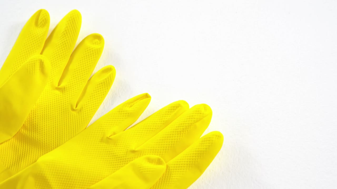 primer plano de los guantes amarillos