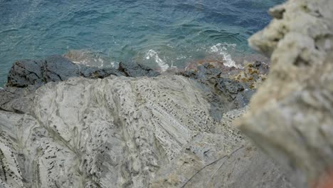 Olas-En-Cámara-Lenta-Lavando-Rocas-De-La-Costa-áspera-En-Un-Concepto-Pacífico