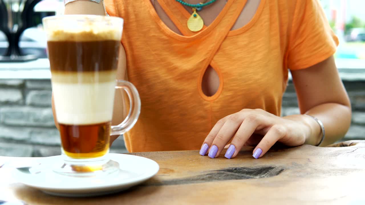 los dedos de la mujer grabando para pensar y chasqueando en la mesa