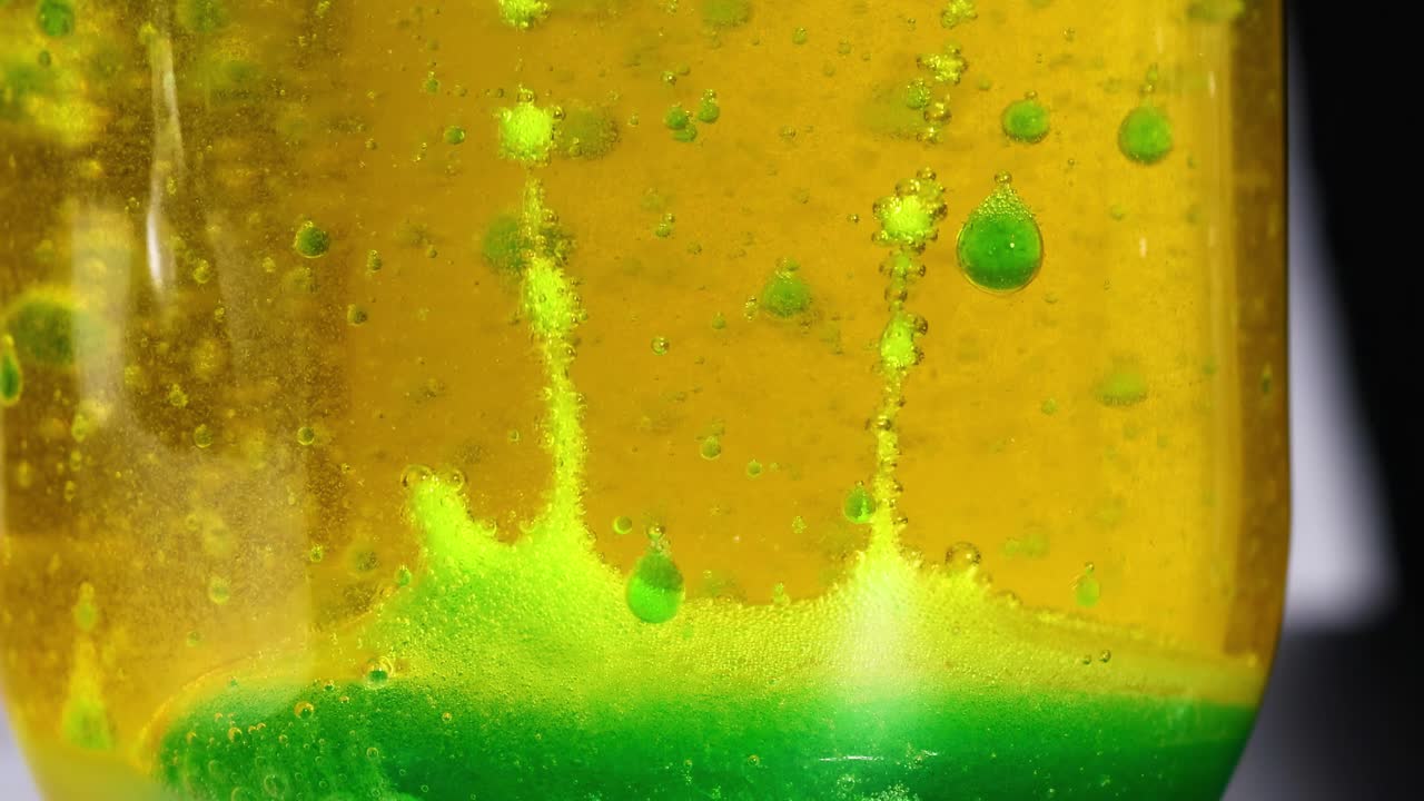 se forman burbujas cuando el ácido reacciona con el bicarbonato de sodio