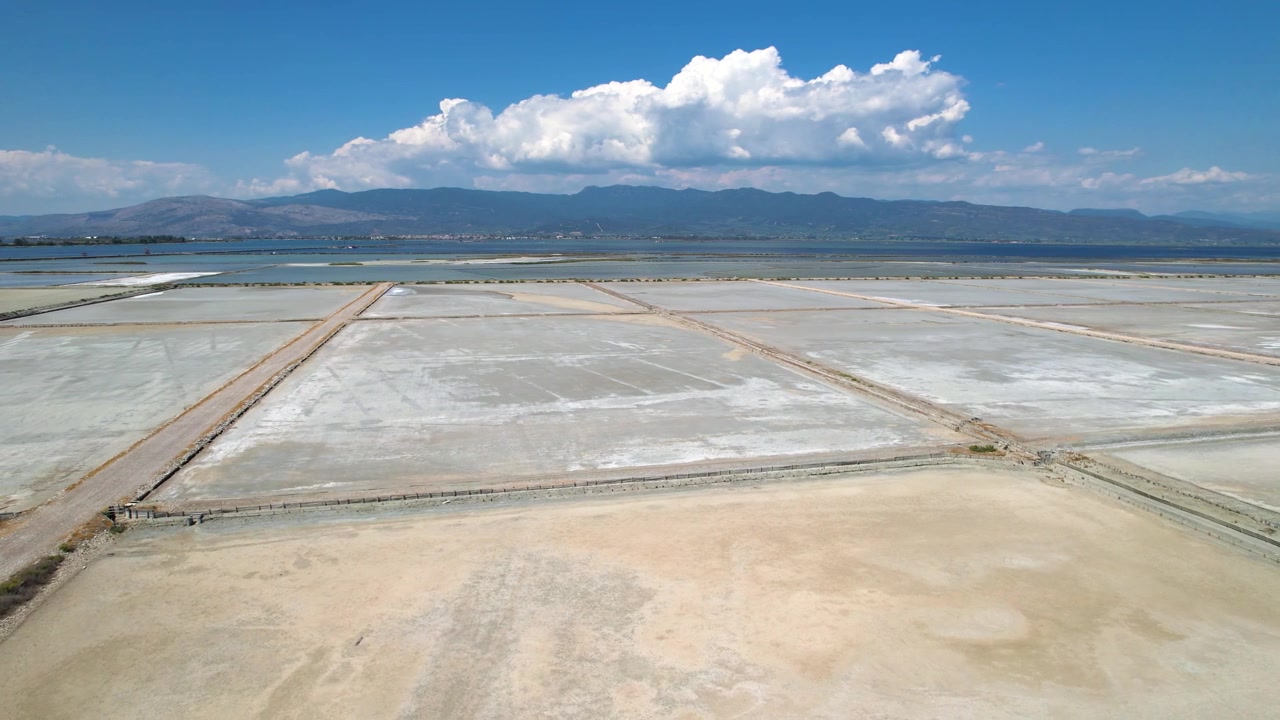 Vista Panorâmica Aérea das Salinas de Messolonghi, Paisagem de Salinas com a Montanha Arakinthos ao Fundo