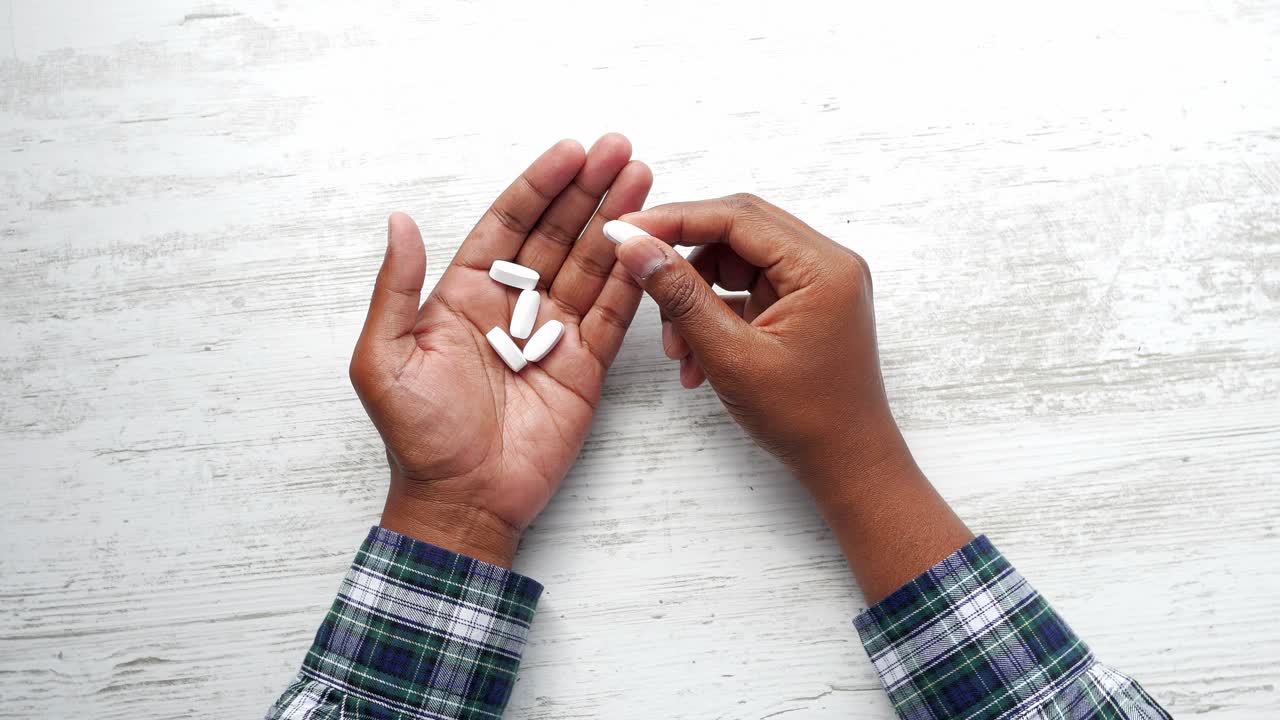 약을 복용하는 사람