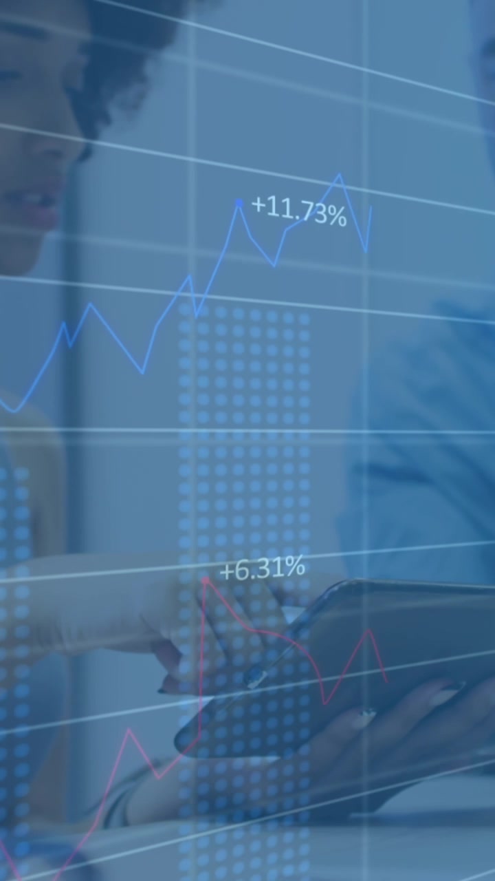 Animazione di elaborazione dati finanziari su un uomo d'affari che utilizza un visore VR