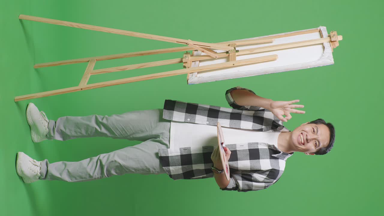 에스텔 과 팔레트 를 가진 스튜디오 의 예술가