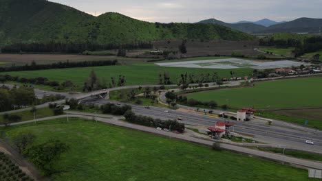 Mautpflichtige-Zufahrt-Nach-Pomaire,-Gemeinde-Melipilla,-Chile