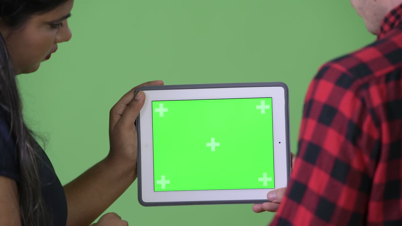 젊은 다민족 비즈니스 커플이 녹색 배경에 함께