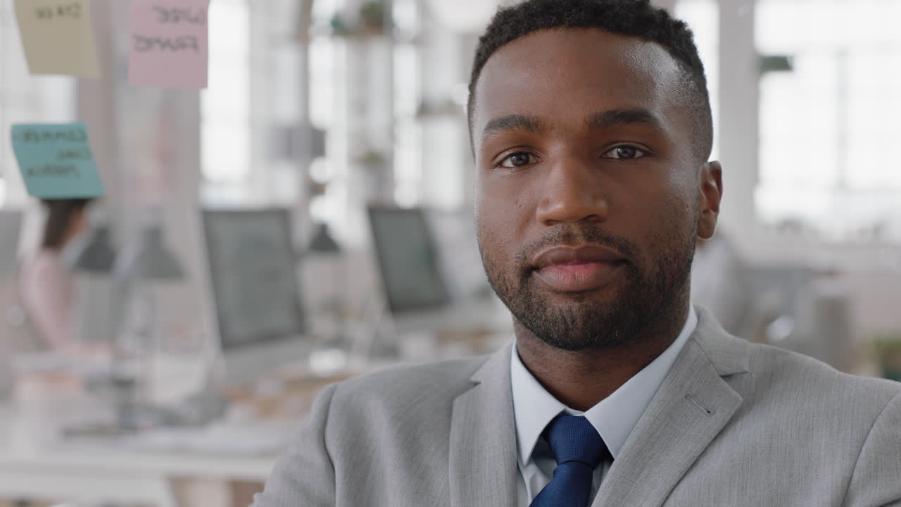 retrato hombre de negocios afroamericano sonriendo confiado con los brazos cruzados empresario feliz disfrutando de una exitosa empresa de nueva creación orgulloso gerente en el espacio de trabajo de la oficina
