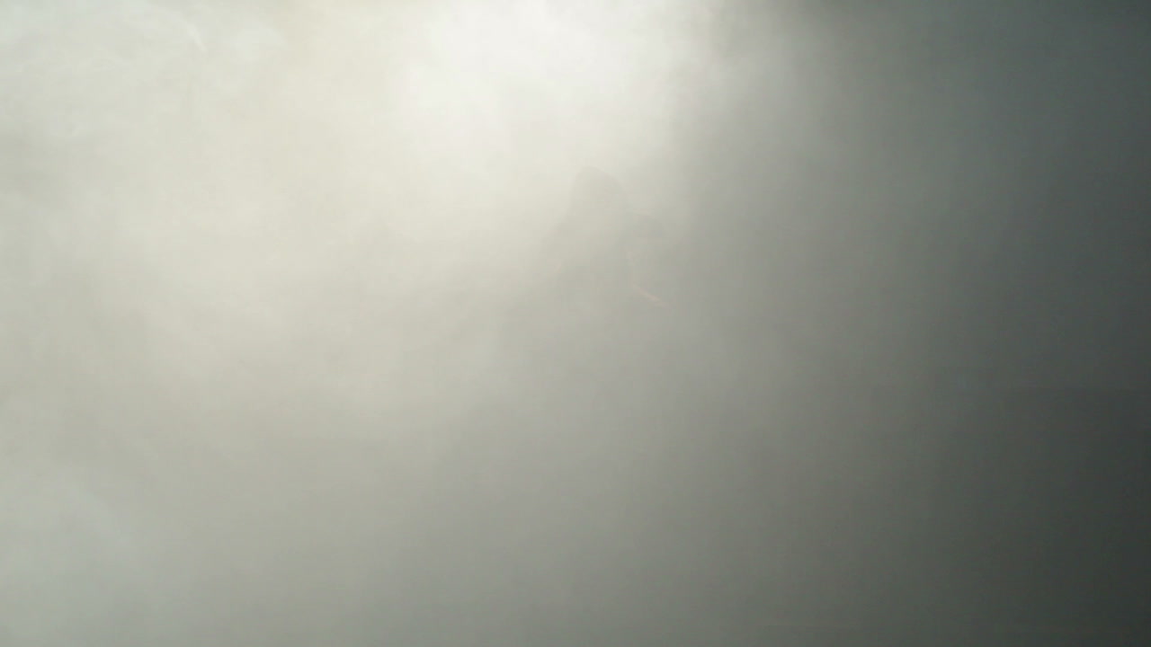 해적이 안개 밖으로 나옵니다.