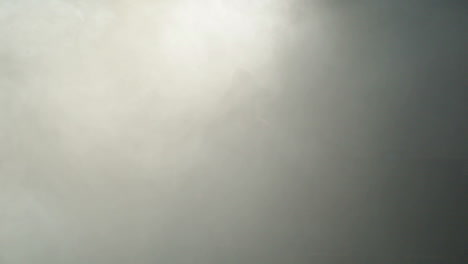 el pirata sale de la niebla.