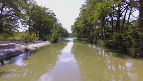 Toma-Aérea-De-Un-Río-A-Primera-Hora-De-La-Tarde-Que-Refleja-La-Tranquilidad-De-Las-Nubes-En-Su-Superficie