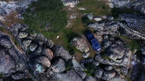 Vista-Superior-Aérea-De-Un-Camión-Todoterreno-Estacionado-En-Un-Lugar-Para-Acampar