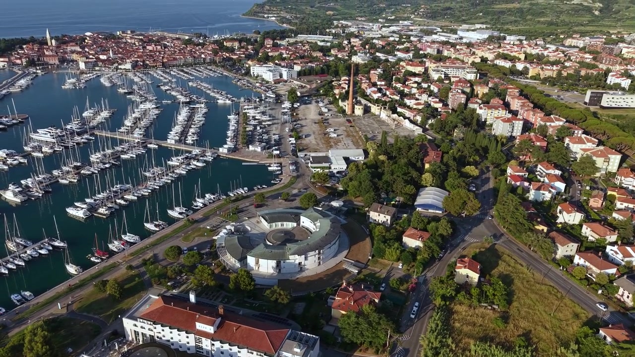Ripresa aerea rivelatrice con drone di Isola, Slovenia. Centro Storico sul Mare Adriatico e Porto Turistico.