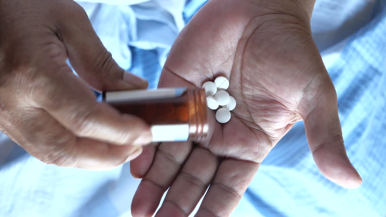 약을 복용하는 사람