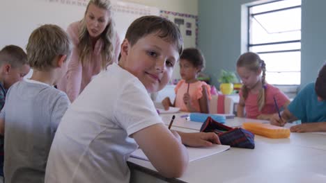 Niño-Sonriendo-Mientras-Estudiaba-En-La-Clase