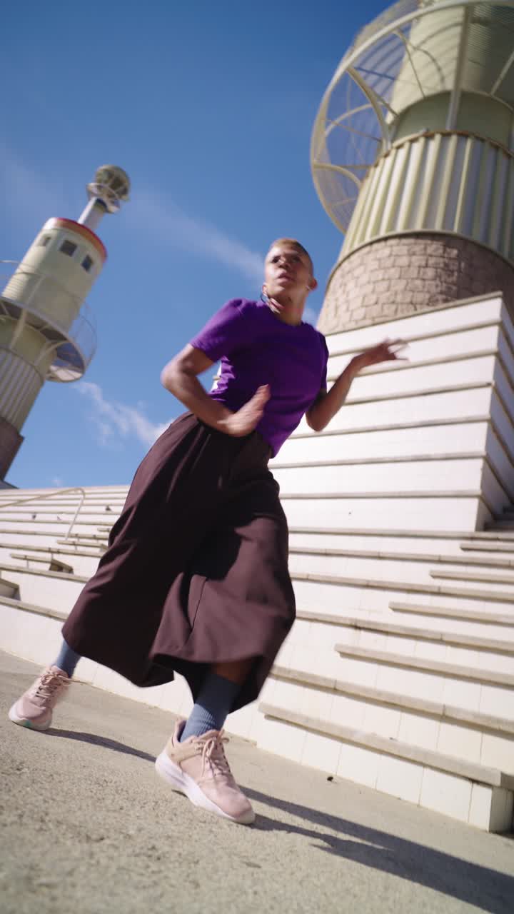 Ballerino energico che esegue movimenti contemporanei in ambiente urbano
