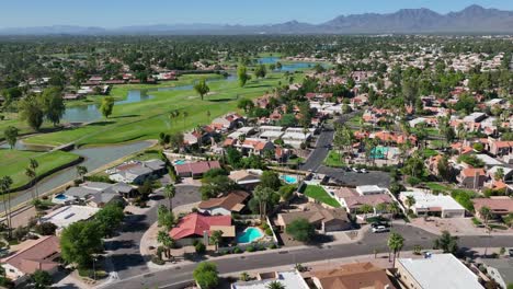 Country-club-retirement-housing-development-and-neighborhood-in-Scottsdale,-Arizona