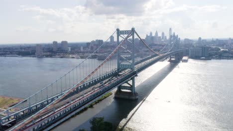 Benjamin-Franklin-Bridge-Mit-Blick-Auf-Die-Skyline-Von-Philadelphia-Von-Camden---Kreisende-Brücke