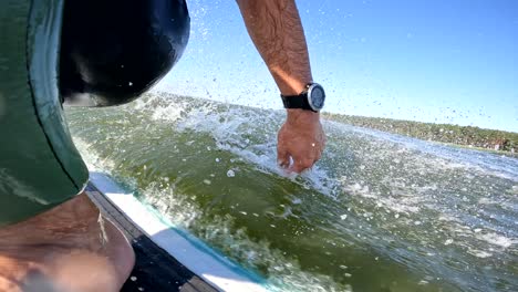 Surfista-Con-La-Mano-En-La-Ola-En-Longboard-Surfeando-Olas