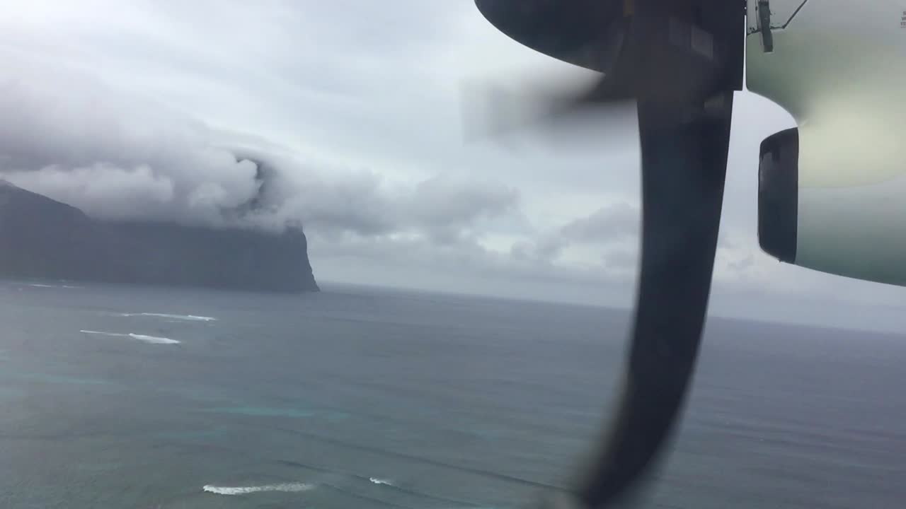 태평양 섬에 착륙하기 직전 석호 상공을 비행하는 프로펠러 항공기