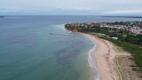 Drohnenansicht-Des-Historischen-Teils-Von-Queenscliff-Mit-Den-Port-Philip-Heads-In-Der-Ferne