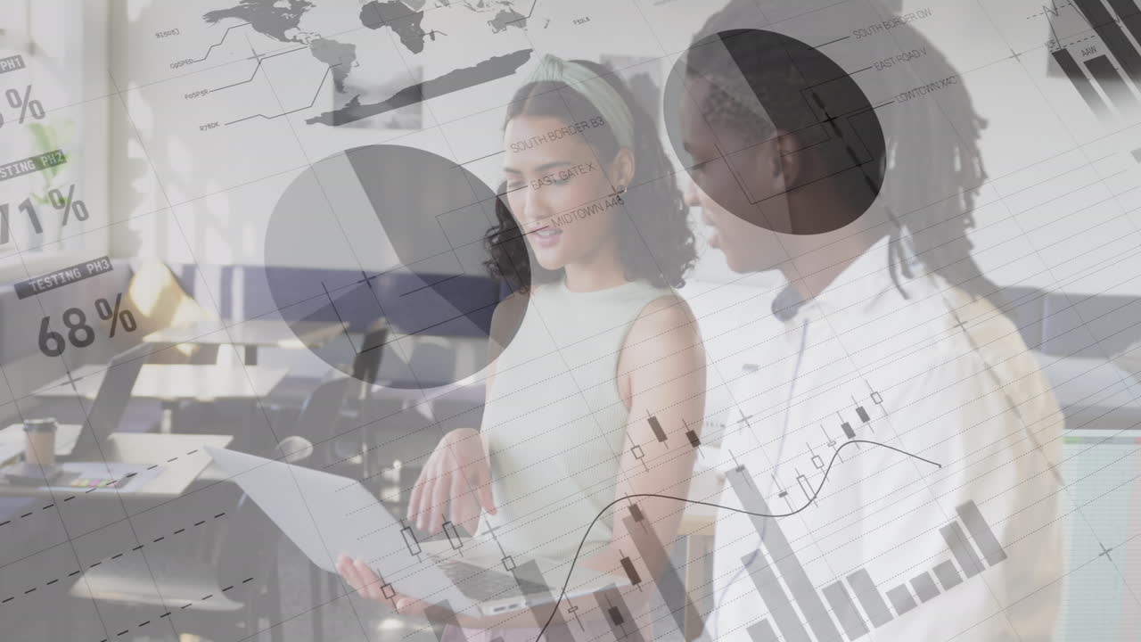 animación del procesamiento de datos estadísticos sobre hombres y mujeres diversos discutiendo sobre computadora portátil en la oficina
