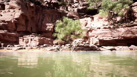 Landschaft-Mit-Rotem-Sandsteinfelsen-Und-Fluss