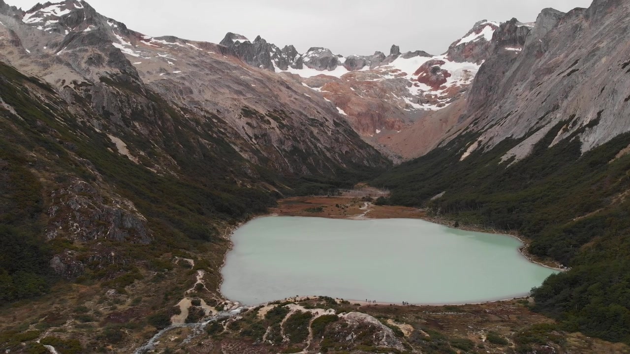 Arjantin, Patagonya'daki Ushuaia'nın berrak mavi Esmeralda lagünü üzerindeki havadan manzara.