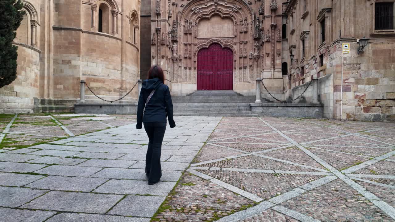Video al rallentatore di una donna che si gira verso la Nuova Cattedrale di Salamanca
