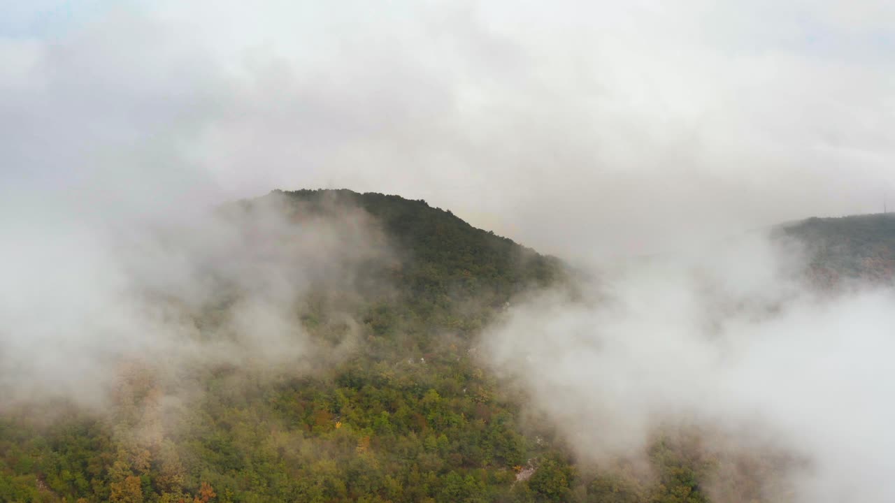 가을에 화려한 산악 숲 위로 날아가는 서사시 공중 드론 샷