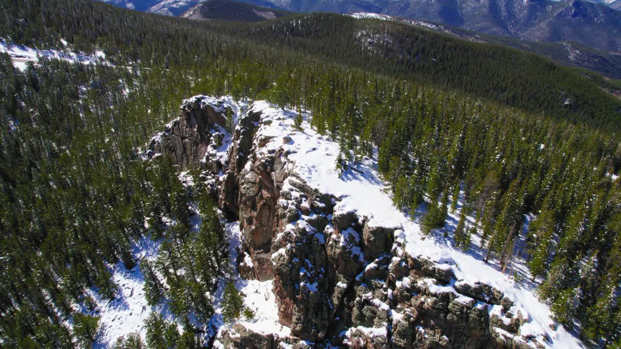 imágenes aéreas de drones volando sobre crestas de montañas cubiertas de nieve rodeadas de pinos cerca de montañas rocosas alpinas en el monte evans, colorado, ee.uu.