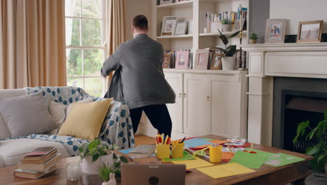 um adolescente engraçado com síndrome de down a dançar na sala de estar a divertir-se a celebrar com movimentos de dança engraçados um miúdo feliz a aproveitar o fim-de-semana em casa 4k