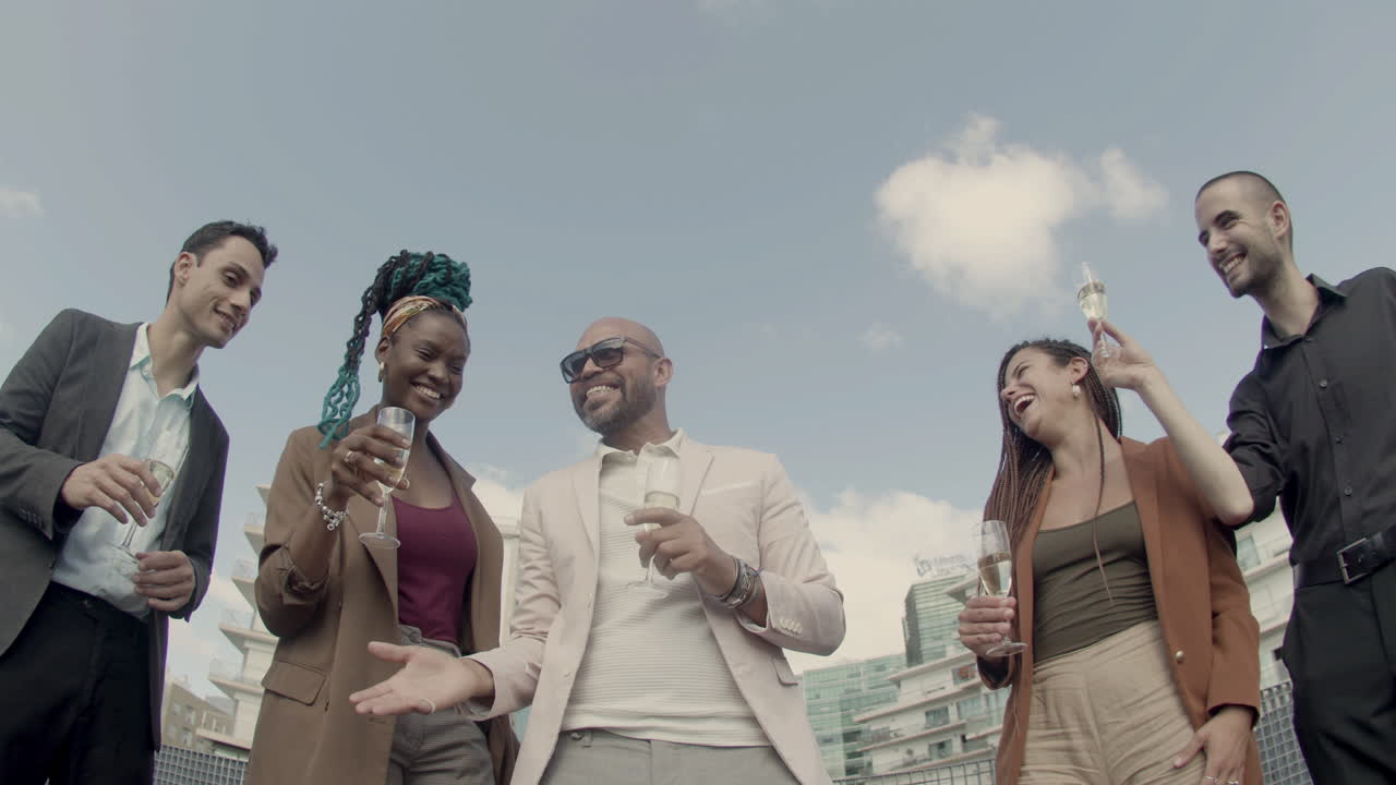 비즈니스 파티 중에 서명된 계약서를 던지는 행복한 남자