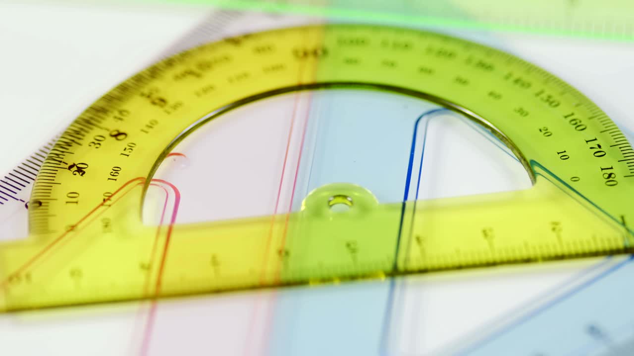 테이블 위에 놓인 프로트랙터 세트를 보여줍니다.