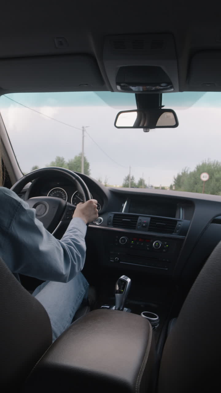 차를 운전하는 것