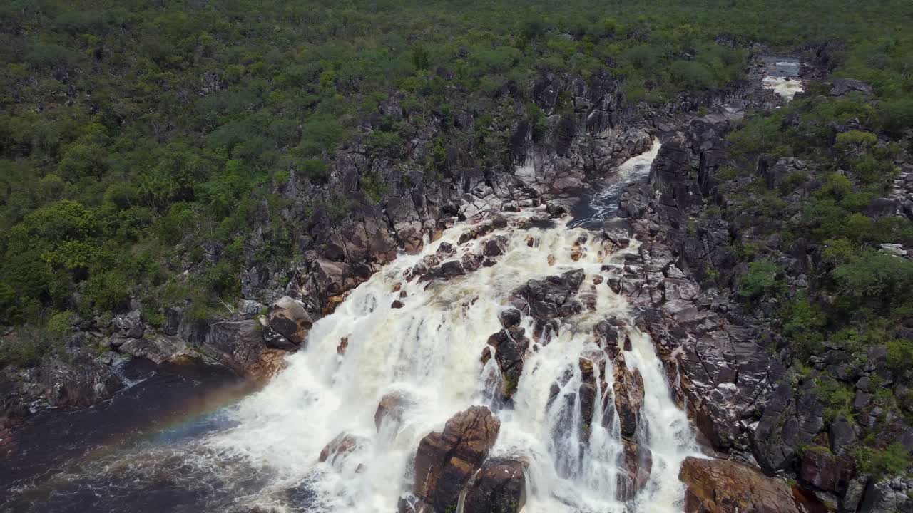 hermosa cascada por tiro por drone