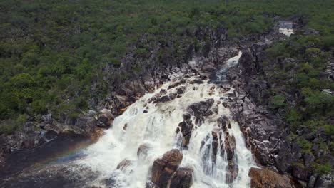 Hermosa-Cascada-Por-Tiro-Por-Drone