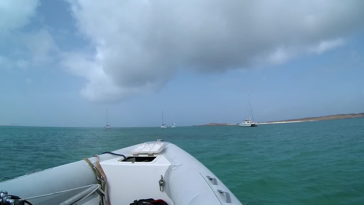 푸른 바다에서 항구에서 나가는 배의 포브 뷰, 케이프 베르데