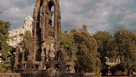 Aus-Der-Nähe,-Neugotische-Denkmal-Krannerbrunnen,-Krannerova-Kasna,-Höchste-In-Prag