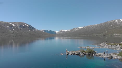 Breidalsvatnet-Puede-Verse-Como-Un-Espejo-En-Un-Tranquilo-Día-De-Verano