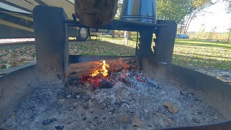 poner leña sobre brasas y la madera se incendia